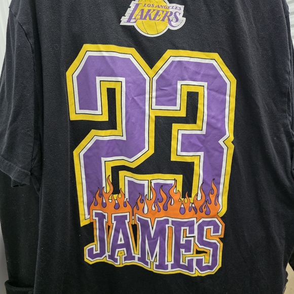 Lebron James Black Lakers Graphic T-Shirt - Picture 4 of 4